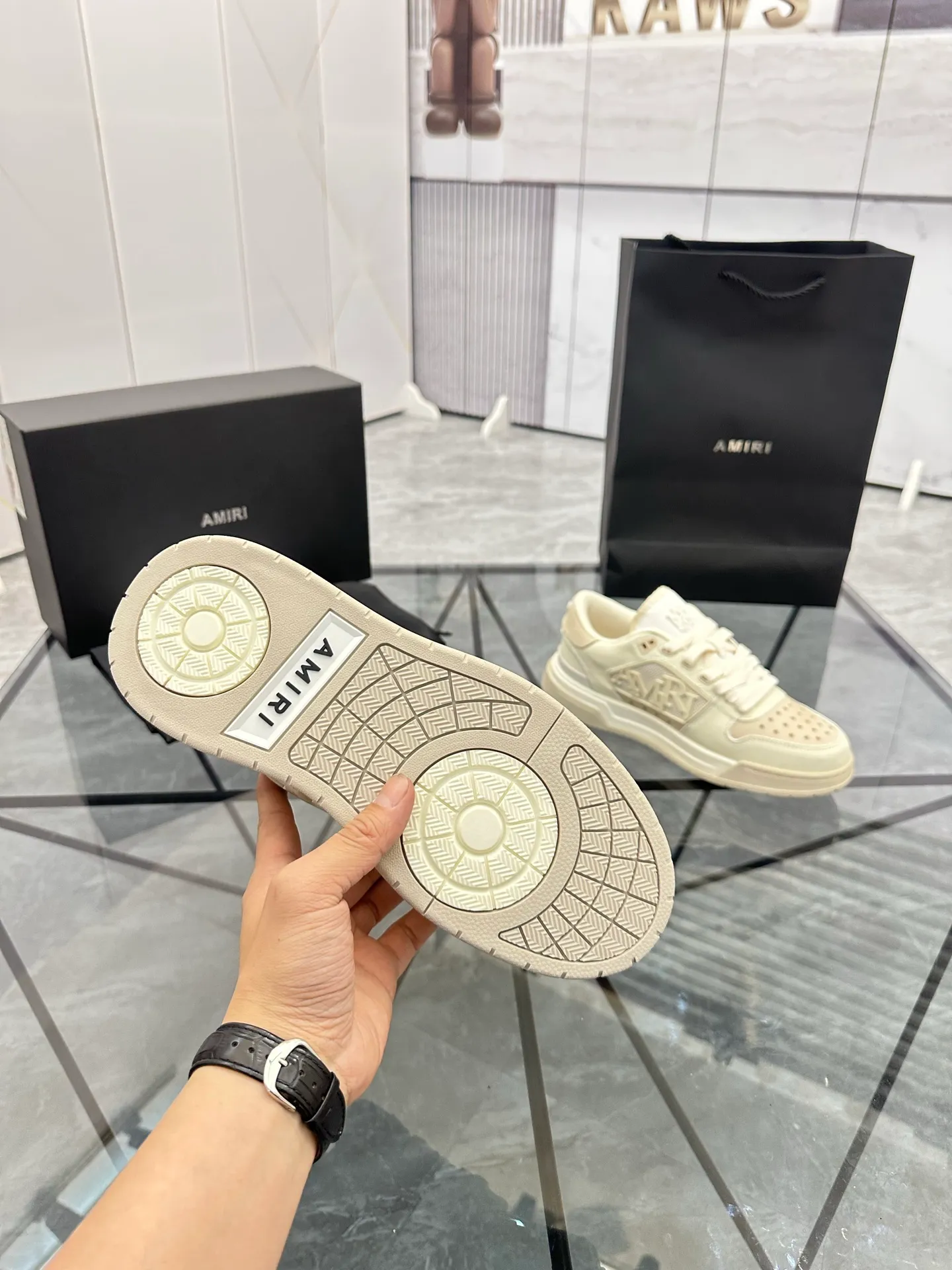 Men's shoes: 💰P660¥ Guangzhou top quality Product trademark: AMIRI* "Amir*" low-top casual shoes Regular size: 39-44 (can be customized to 45) Product material: upper imported first-layer cowhide stitching original material, breathable lining, original outsole. Number: 525